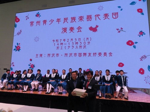 常州青少年民族楽器代表団の代表と笑顔を交わす市長の様子