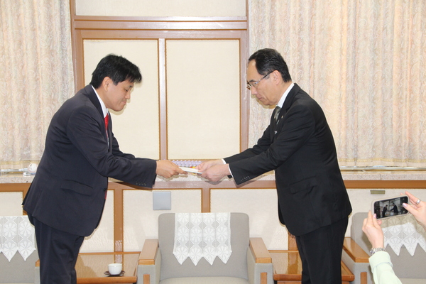 市長が知事に要請書を渡す写真