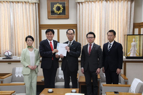 市長、知事、県議3名の写真