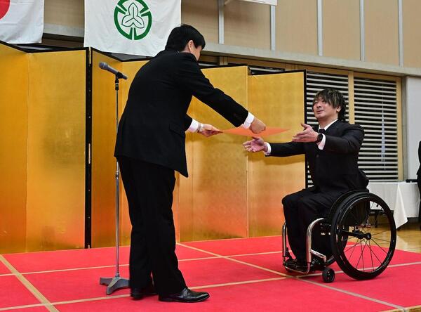 島川選手が表彰状を受け取る様子
