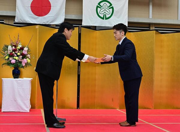 鳥居選手が表彰状を受け取る様子