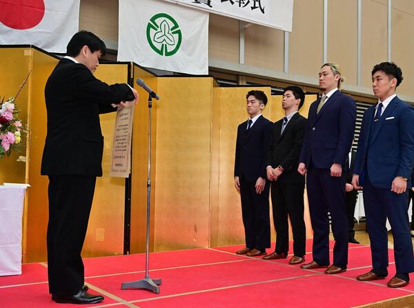 ゴールボール男子日本代表キャプテンの金子選手が表彰状を受け取る様子