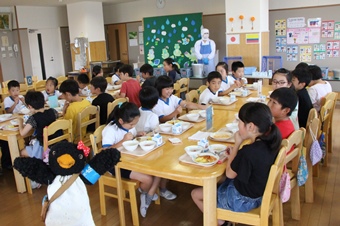 みんなで給食を食べている写真