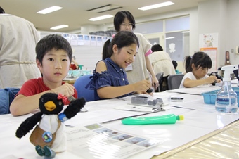 拓本づくりをする子供の写真