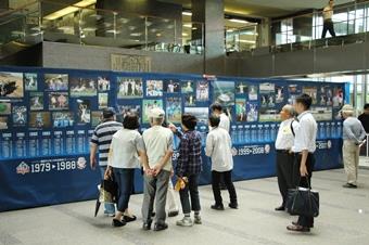 展示の前に集まる人の写真