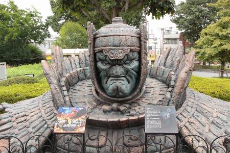 東所沢駅大魔神像の正面写真