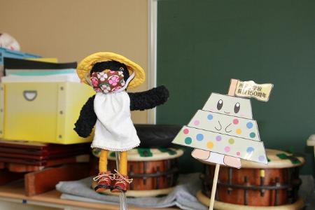 150年記念の所小キャラクター「つっきー」とひばりちゃんの写真
