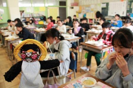 給食を食べる子供たちとひばりちゃん