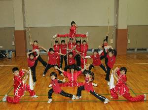 武術のポーズを決める皆さん（18人）の集合写真