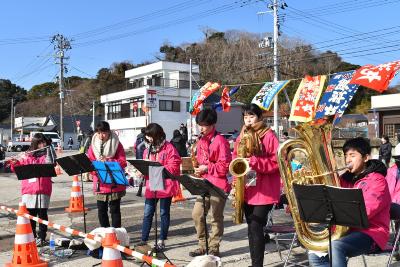 演奏中の森川さんの写真