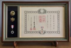 旭日双光章の賞状と勲章の写真