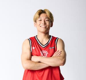 腕組みをしている今池選手