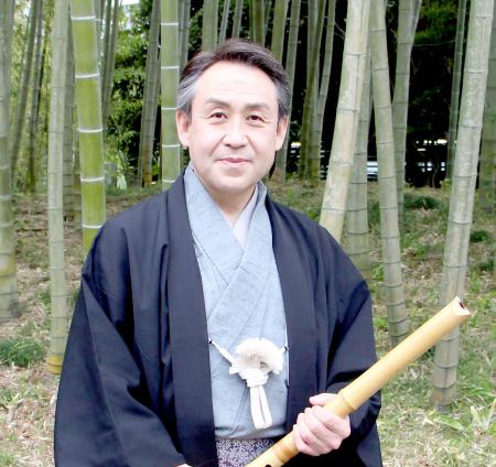 尺八を手に立つ善養寺さん