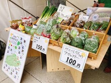 4Hクラブの紹介と農産物が並んでいる写真