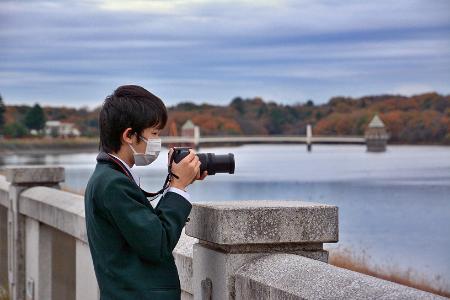 狭山湖で写真を撮る中学生の様子