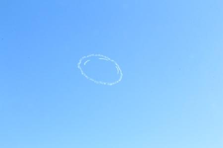 飛行機雲で目が描かれた様子