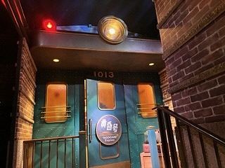 駅の構内をイメージしたレストランの入口