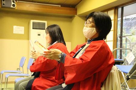 ゴリ山田さんを応援する赤い法被を着ている2人の女性