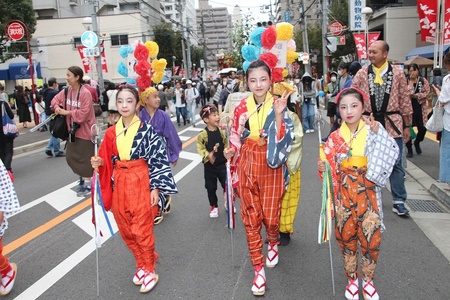 伝統的な着物の衣装を着た少女たちが道を練り歩いていた