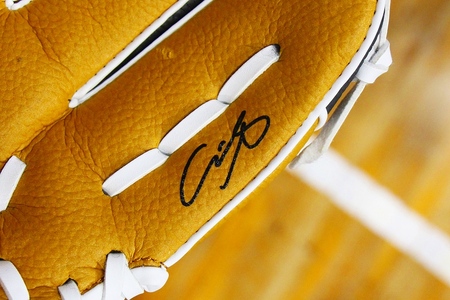 グローブの内側に書かれた大谷選手のサインの画像