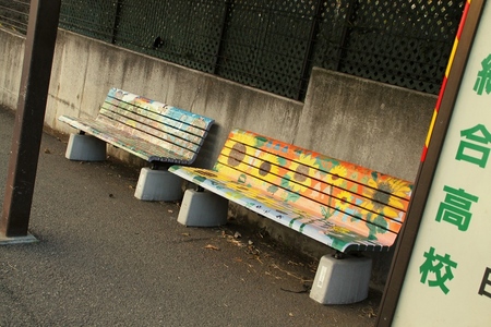 バス停に設置されたアートなベンチの画像