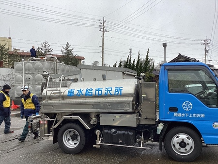 所沢市の給水車が被災地施設へ給水をしている