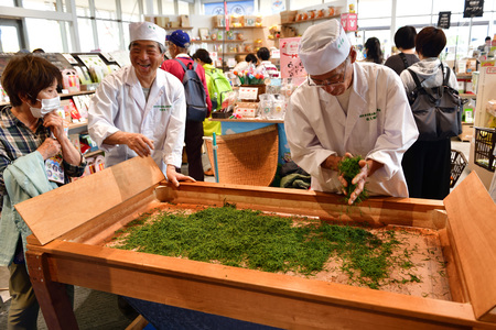 YOT-TOKOの施設内で、手もみ茶の実演が行われている様子