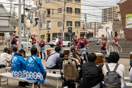 元町コミュニティ広場で和太鼓を披露する人々の様子