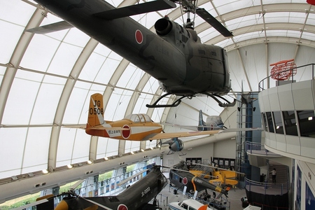 記念館2階から展示飛行機を写した画像