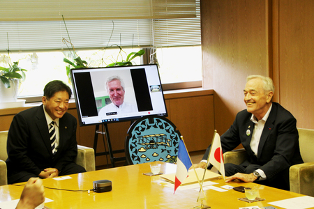 藤本市長も笑顔で対談をしている