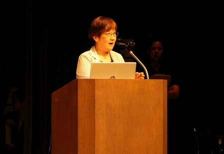 NHKエンタープライズの堅達京子さんが講演をしている
