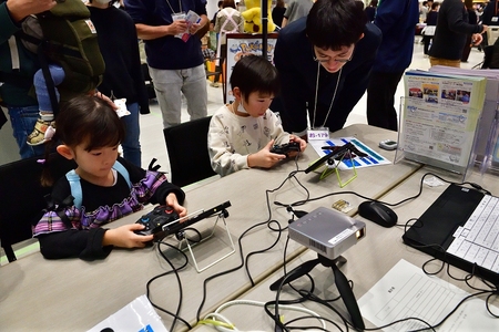 e-スポーツをするこどもの写真