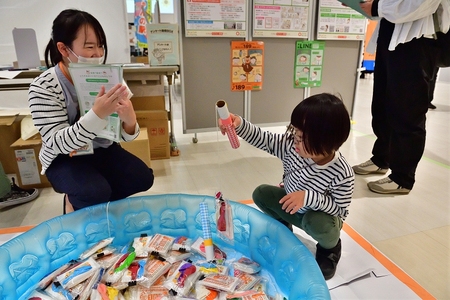 魚釣りをするこどもの写真