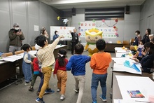 飛行機をなげるこどもの画像