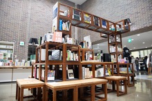 図書館に設置された本棚の画像