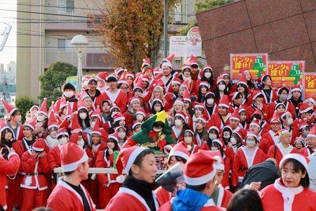 サンタが集まっている様子