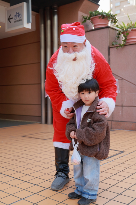 サンタと写真を撮るこどもの姿