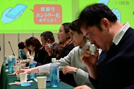 「利き茶」をする様子