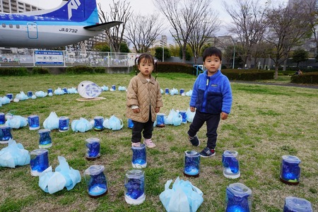 芝生の上に行燈を置いている画像