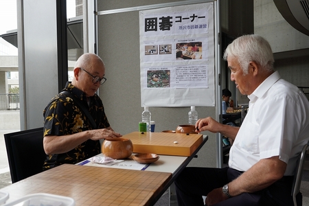 囲碁を楽しむ2人の男性