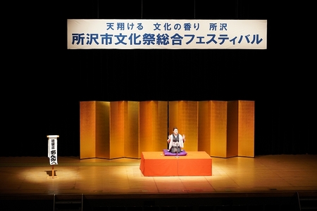 猿楽亭あんみつさんによる落語の公演