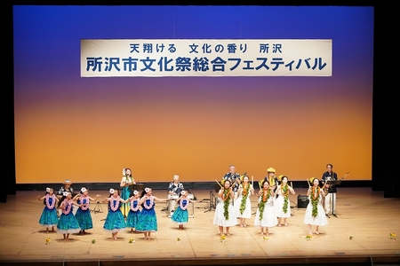 フラダンスが披露されている様子