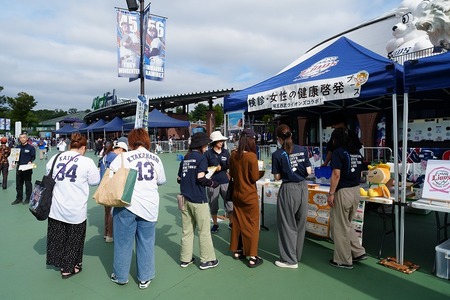 所沢市の啓発ブースに並ぶ女性たちの図