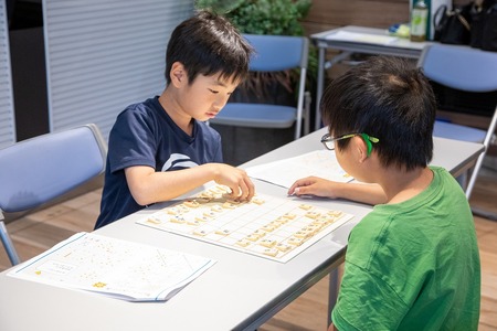 低学年の男の子2人が対局している様子