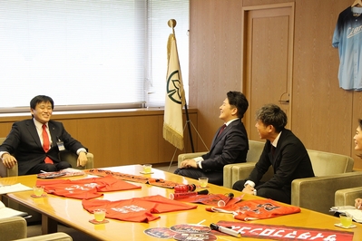 小野塚市長と新居社長、小竹取締役