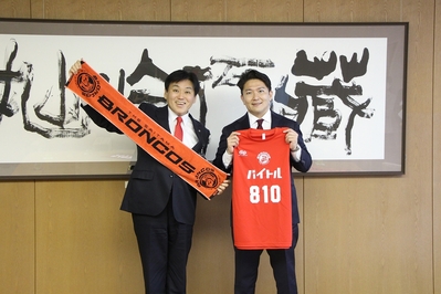 小野塚市長と新居社長、
