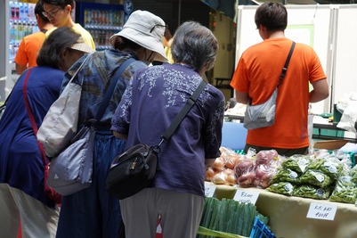 野菜を選ぶ市民