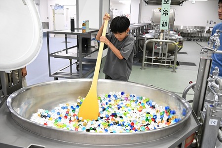 かき混ぜ体験をする男の子