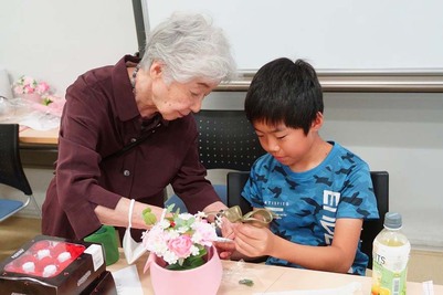 ブリザーブドフラワーを作る男の子と教える先生