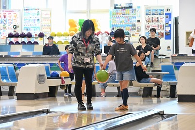 女の子にボールの投げ方を教える講師